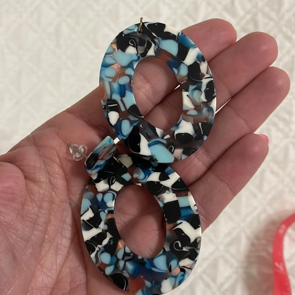 Confetti Patterned Acrylic Oval Drop Earrings 🎊 blue black & white so fun - Picture 6 of 6